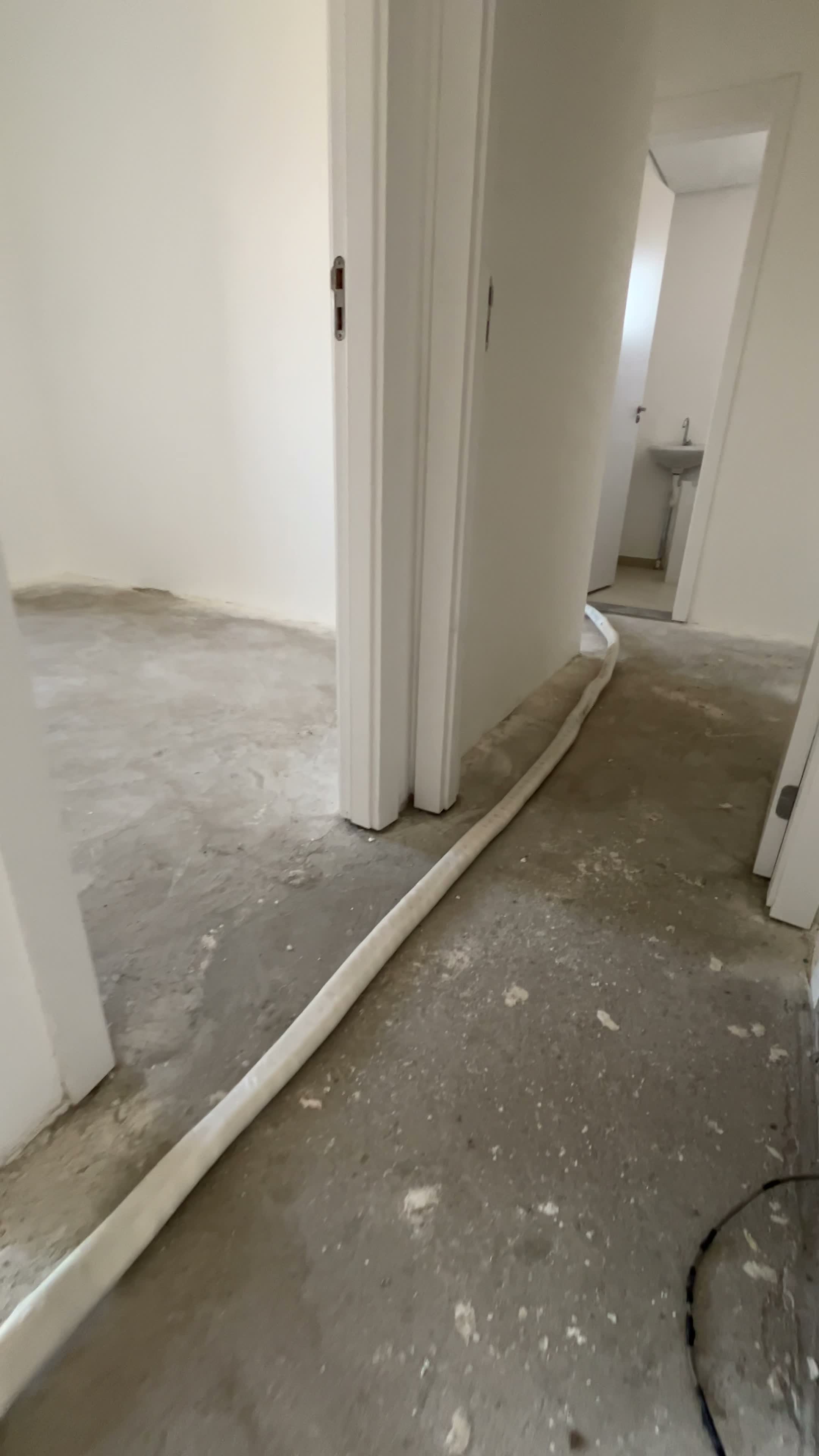Tubulação organizada atravessando os cômodos de um apartamento em obra