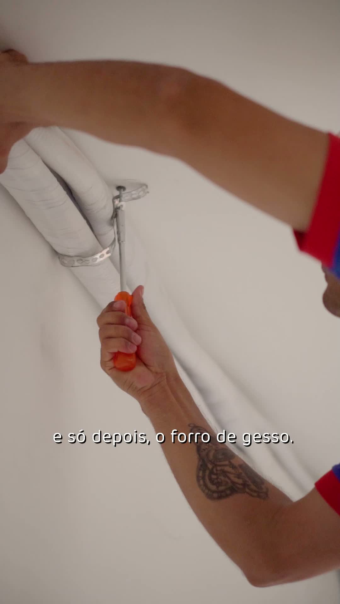 Técnico fixando um suporte antes da instalação do forro de gesso