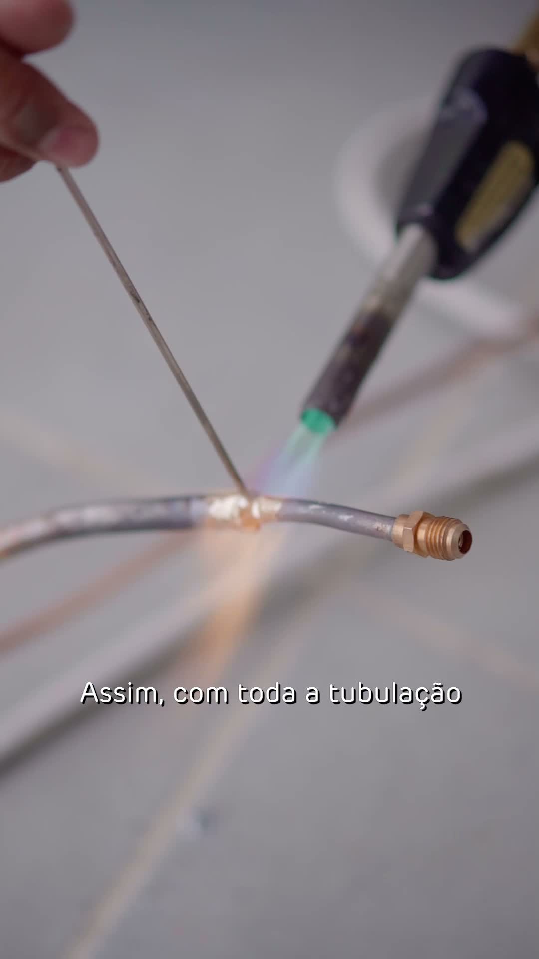 Brasagem da tubulação de cobre com a chama do maçarico visível