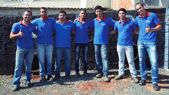 Equipe técnica completa da Casa e Clima uniformizada em uma obra real