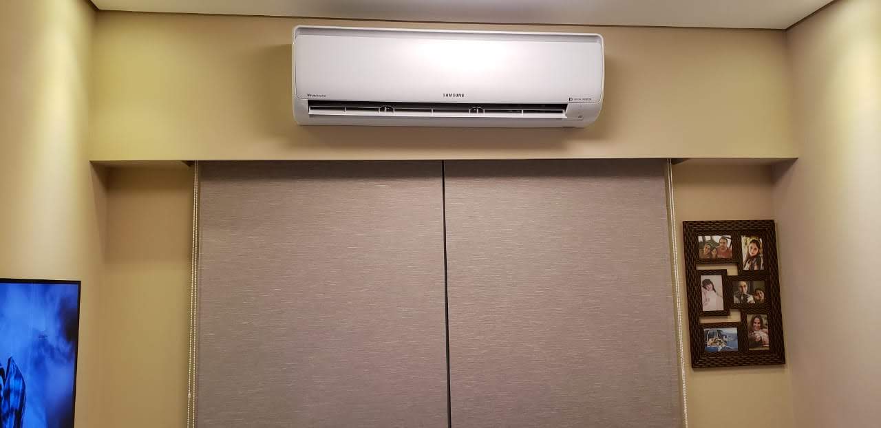 Ar-condicionado split instalado acima do cortineiro em apartamento real